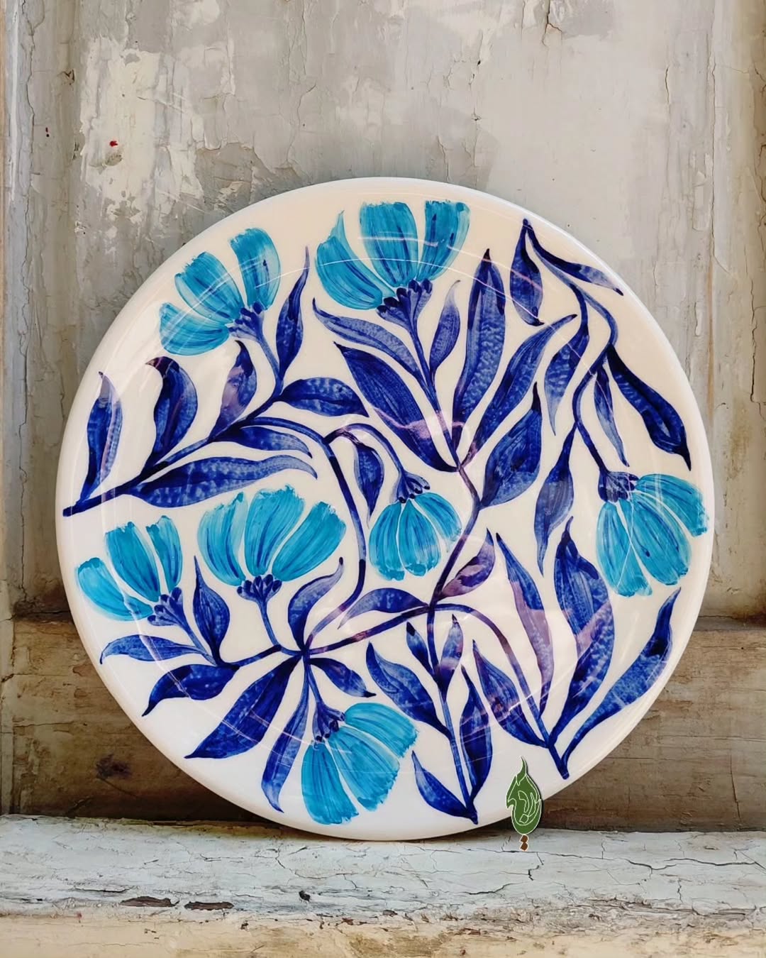 بشقاب دیوارکوب آردیج به قطر ۲۶ سانتیمتر با گلهای آبی